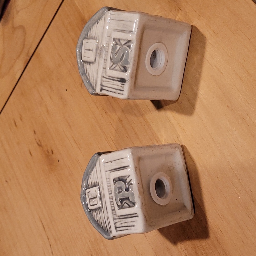 Gray Barn salt & pepper shakers - Picture 5 of 9